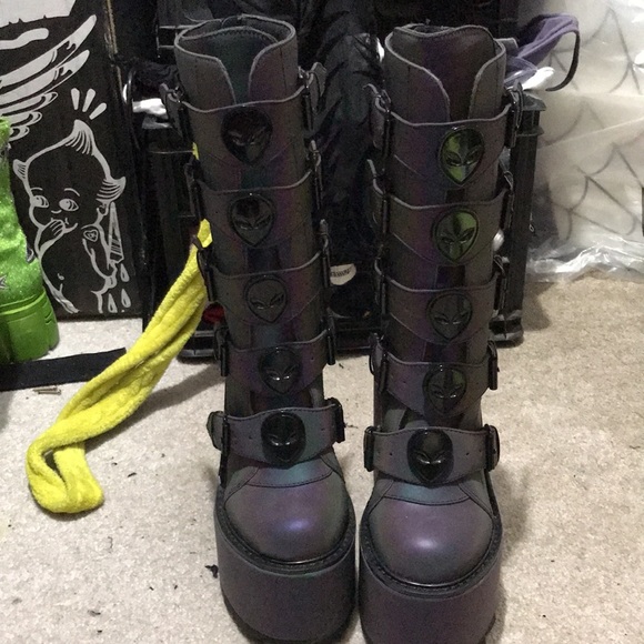 👽🆕Dolls Kill / YRU Reflective Alien Platform Boots! BNIB! Size 8!👽SOLD OUT! - Picture 2 of 16